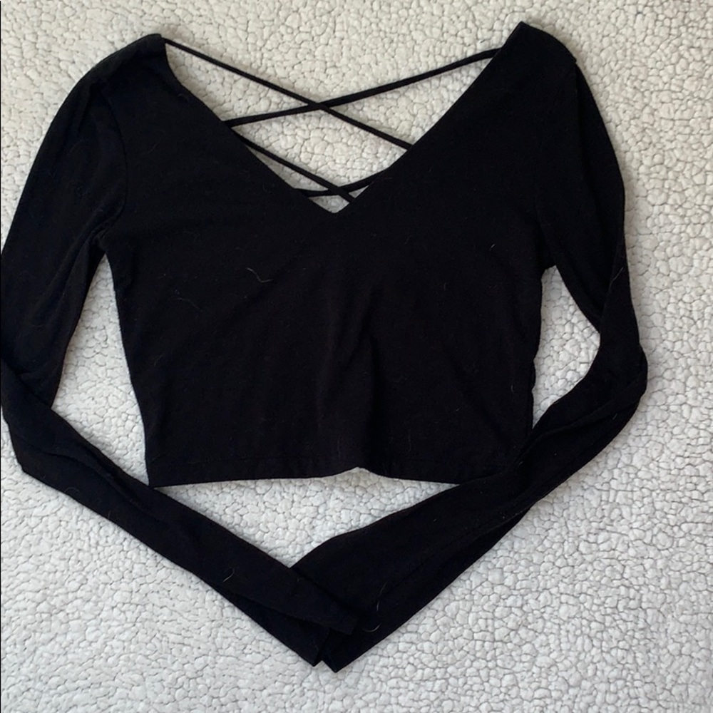 Cropped long sleeve with cross design in the back